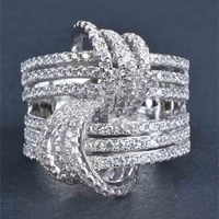 Gouden gekruiste ring met zirkonia