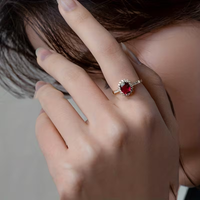 Zilveren solitaire ring met rode edelsteen