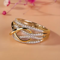 Gouden ring met gevlochten zirconia banden