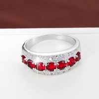 Zilveren ring met rode edelstenen en zirkonia