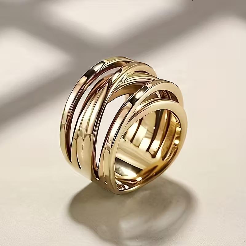 Gouden ring met meerdere gevlochten banden