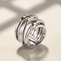 Gouden ring met meerdere gevlochten banden