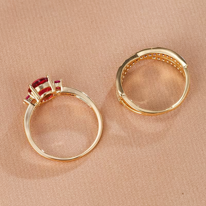Gouden ringenset met groene edelstenen