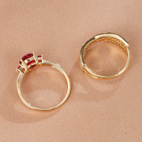 Gouden ringenset met groene edelstenen