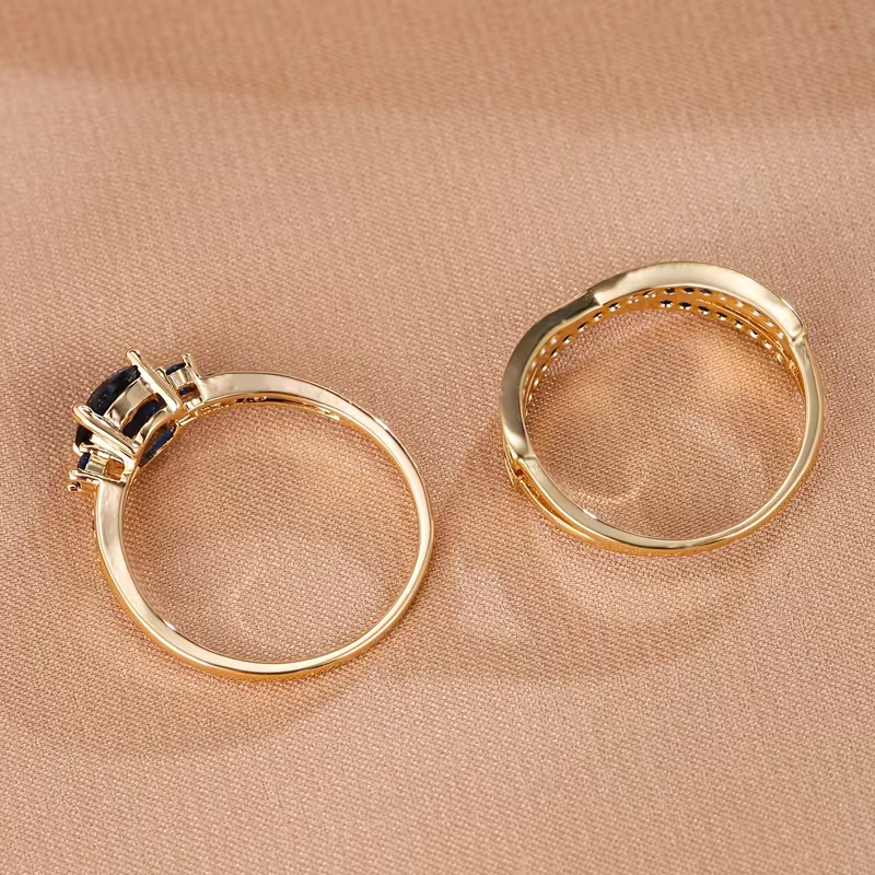 Gouden ringenset met groene edelstenen