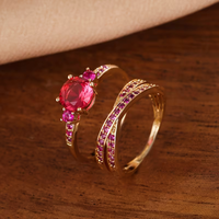 Gouden ringenset met groene edelstenen