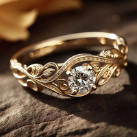 Gouden ring met sierlijke bladranken en steen