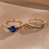 Gouden ringenset met groene edelstenen