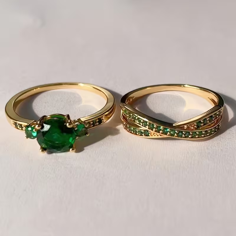 Gouden ringenset met groene edelstenen