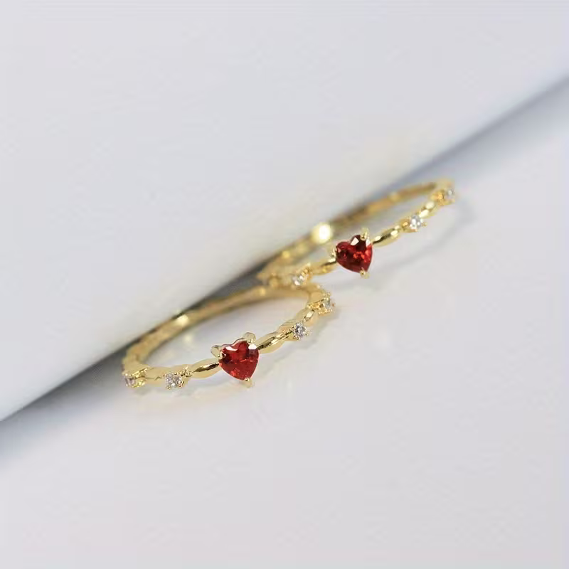 Gouden fijne ring met rood hart steentje