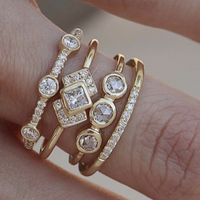 Gouden ringenset in art-decostijl met kristallen