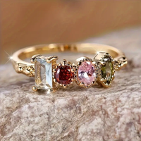 Gouden ring met meerkleurige edelstenen