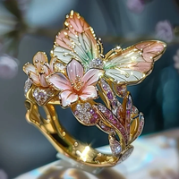 Gouden vintage ring met vlinder en bloemen