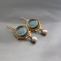 Gouden vintage oorbellen met blauw glas en parel