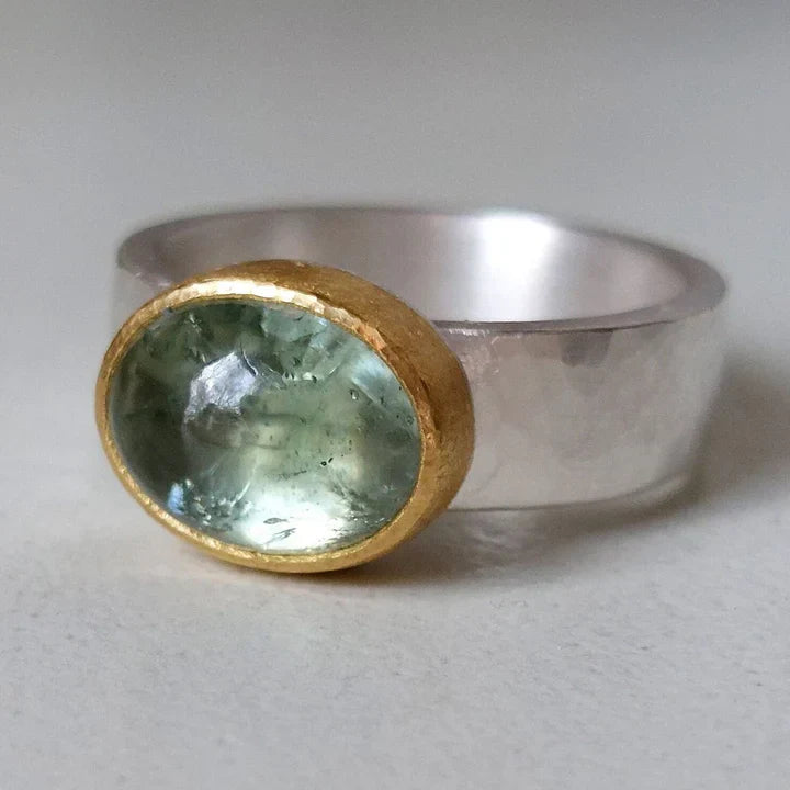 Zilveren brede ring met groene edelsteen in goud