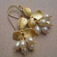 Gouden orchidee-oorbellen met parelclusters