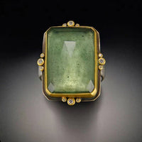 Gouden vintage ring met groene edelsteen