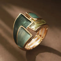 Gouden ring met groene emaille vlakken