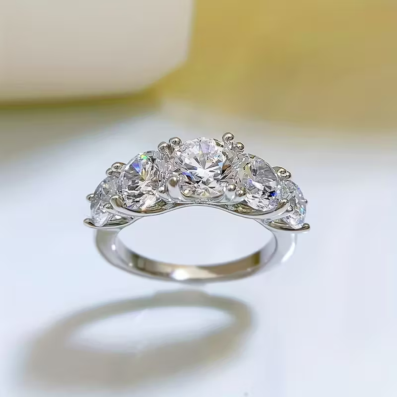 Gouden ring met rij ronde zirconia