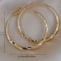 Grote gouden gedraaide hoop oorbellen