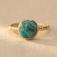 Gouden minimalistische ring met rond turkoois