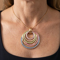 Gouden ketting met pastel concentrische ringen