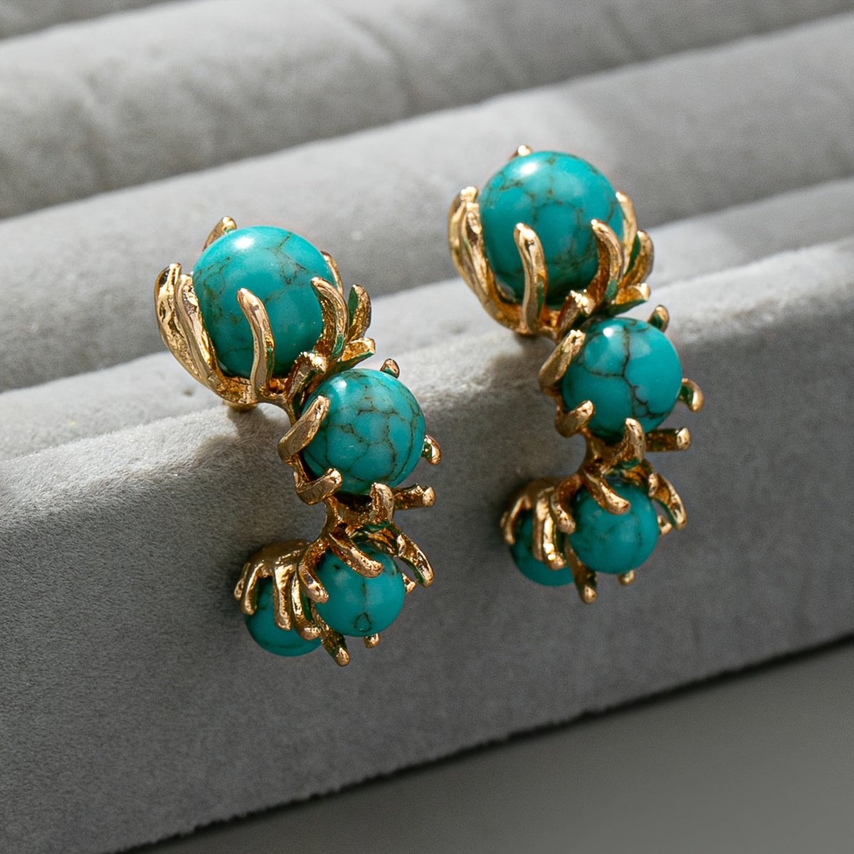 Gouden oorbellen met turquoise kralen