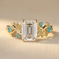 Gouden ring met grote witte steen en bladmotief
