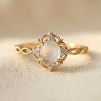 Gouden vintage ring met maansteen en bloemmotief