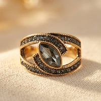 Vintage goudkleurige ring met grijs kristal