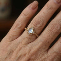 Gouden vintage ring met maansteen en bloemmotief