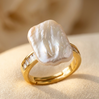 Gouden ring met barokparel en zirkonia band