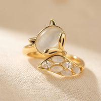 Gouden vossenring met witte maansteen