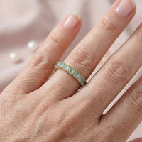 Gouden eternity ring met ovale mintgroene edelstenen