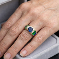 Gouden ring met blauwe steen en groen email