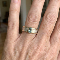 Bicolor ring met blauwe topaas en gehamerd zilver