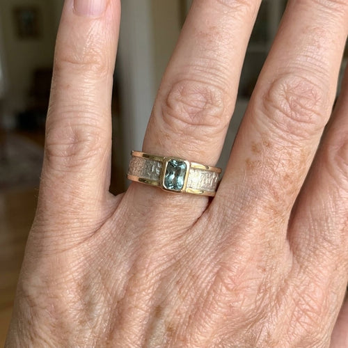 Bicolor ring met blauwe topaas en gehamerd zilver