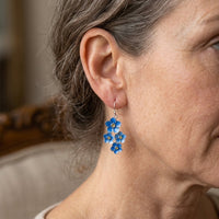 Zilveren oorbellen met blauwe emaille bloemen
