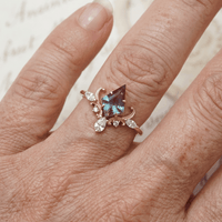 Gouden ring met kite-vormige teal steen en kroon