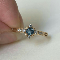 Gouden vintage ring met blauwe steen