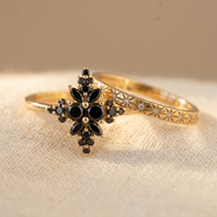 Gouden ring met zwarte zirkonia bloem