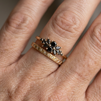 Gouden ring met zwarte zirkonia bloem