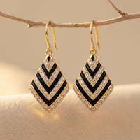 Gouden oorbellen met zwarte zirkonia chevron
