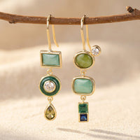 Gouden oorbellen met groene, witte en blauwe stenen