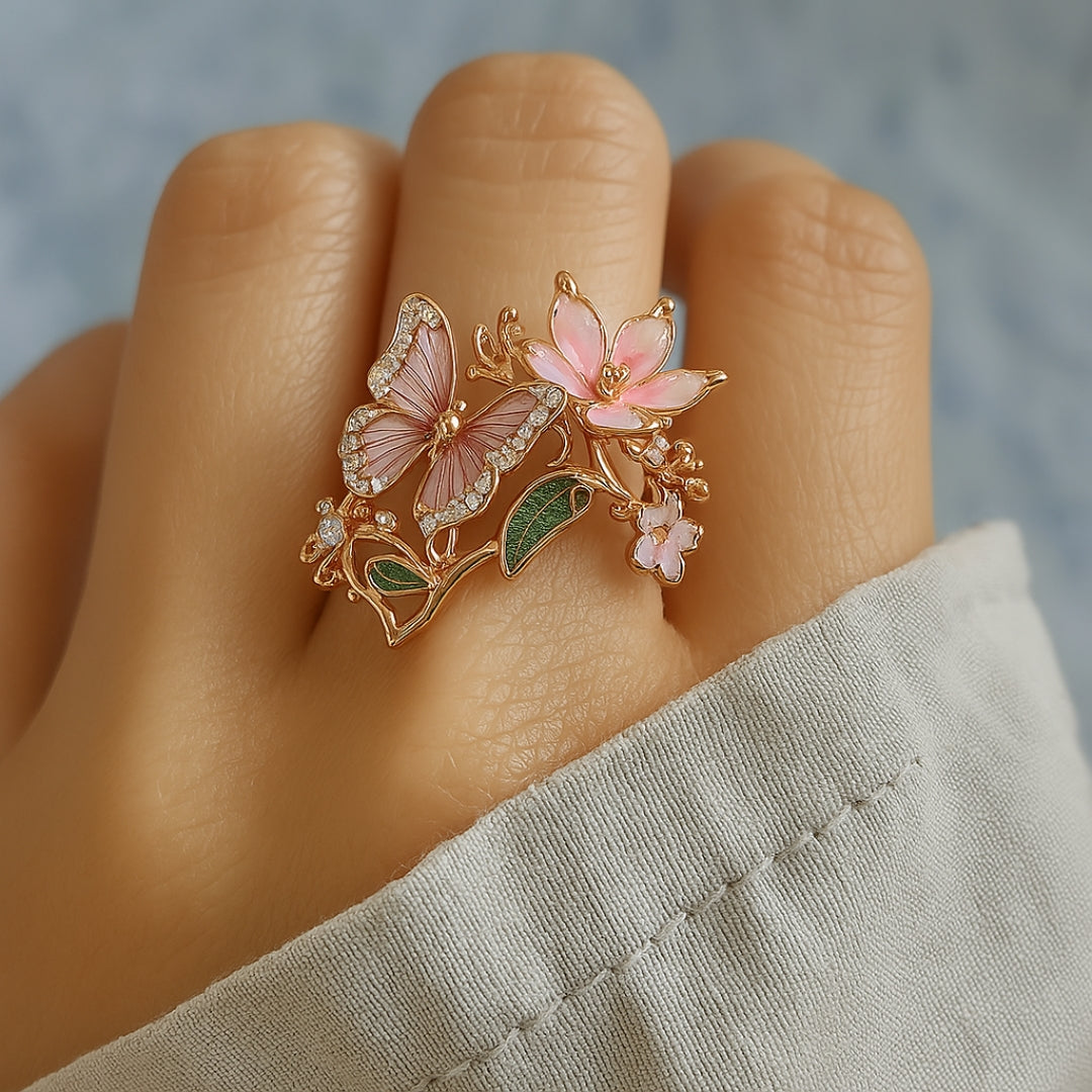 Roségouden ring met roze vlinder en bloemen