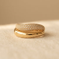 Gouden gewelfde ring met pavé zirkonia