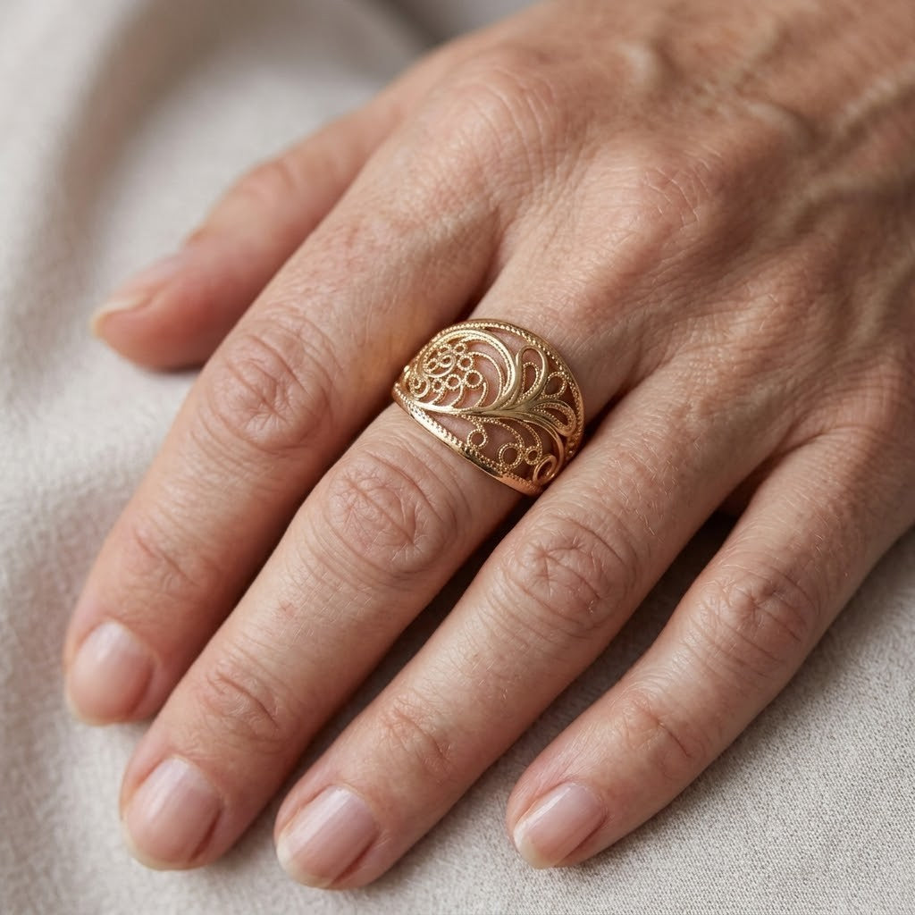 Roségouden opengewerkte ring met rankmotief