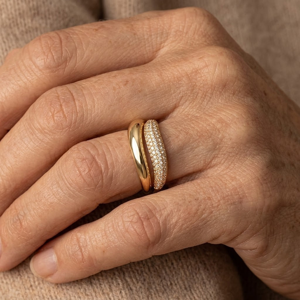 Gouden gewelfde ring met pavé zirkonia