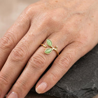 Gouden ring met groene blaadjes en cat-eye steen