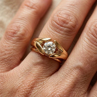 Gouden solitair ring met ronde edelsteen